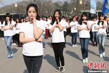 周杰伦参加孩子学校运动会，穿着休闲状态松弛